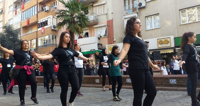 İzmir Ödemiş'te 2 bin kişi Cumhuriyet Bayramı'nı zeybek oynayarak kutladı - Resim: 3
