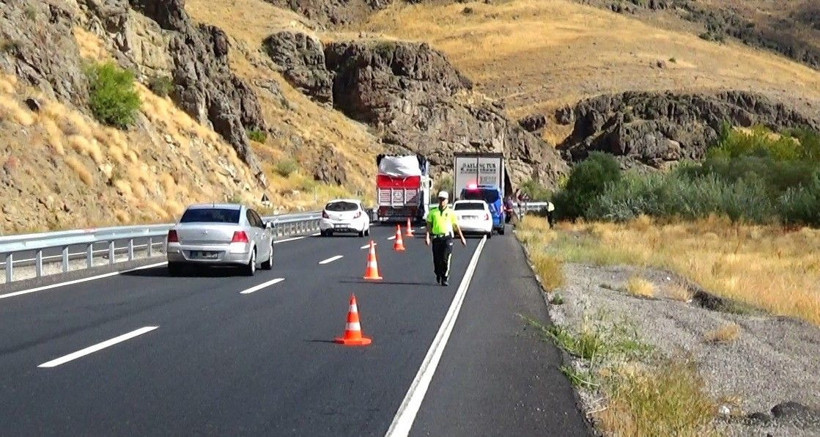 TIR'dan yola düştü büyük paniğe neden oldu! Özel kıyafetle müdahale ettiler - Resim: 1