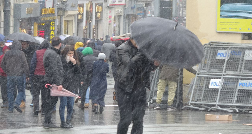 İstanbul'da rüzgar ve karla mücadele; şemsiyeler kırıldı - Resim: 1