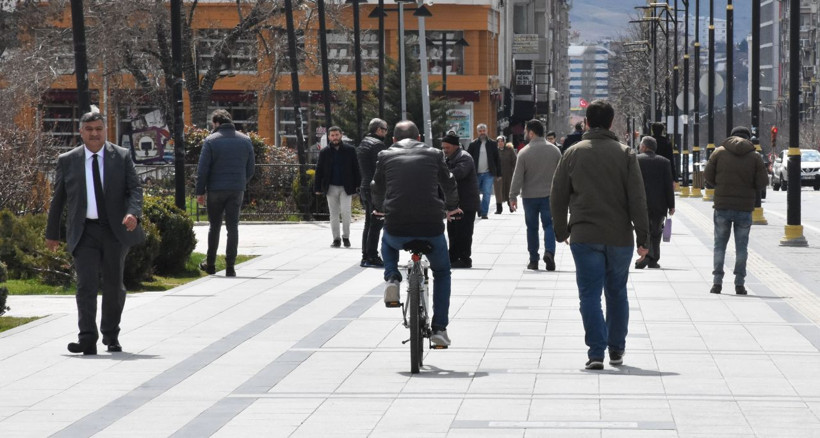 Sivas'ta vatandaşlar Corona virüsü aldırmadan sokakları doldurdu - Resim: 4