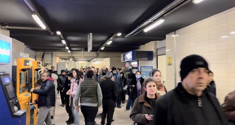 Şiddetli lodos 3 katlı binanın çatısını uçurdu! Metro seferleri iptal oldu - Resim: 1