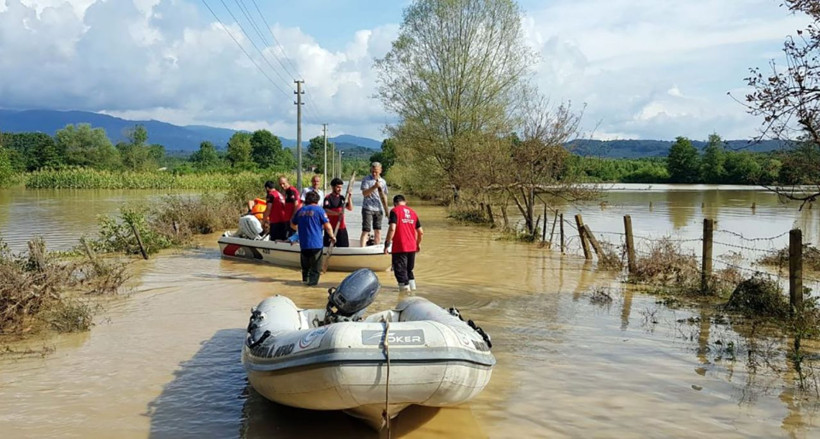 İHH ekipleri selin esir aldığı Düzce’de - Resim: 2