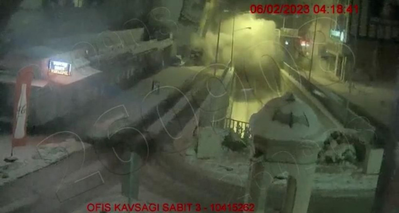 Tüyler ürperten görüntüler ortaya çıktı: 7.7'lik depremde binalar ardı ardına böyle yıkıldı! - Resim: 4