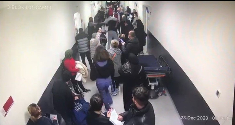 Kızın saçına dokundu iddiası sonrası ortalık karıştı hasta yakınları doktora tekme tokat saldırdı - Resim: 3