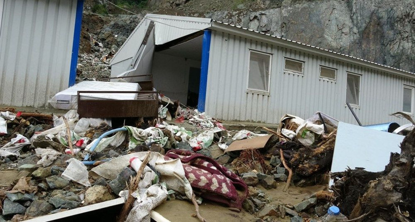 Doğu Karadeniz'de sağanak sel ve heyelana yol açtı: Evler çöktü, yollar kapandı - Resim: 3