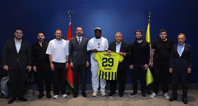 Emenike Fenerbahçe'yi ziyaret etti - Resim: 0