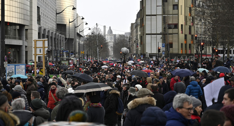 Paris'te kırmızı fularlılar sarı yeleklilere karşı - Resim: 1