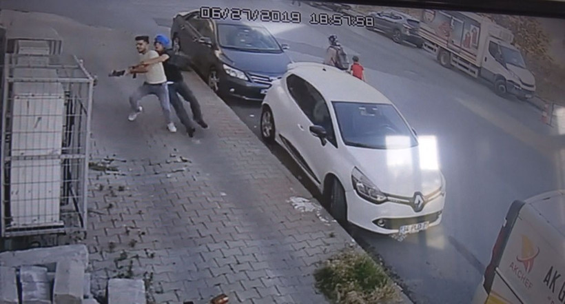 Film sahnelerini aratmadı! Gaspçıları kovalayıp tüfeği aldı - Resim: 1