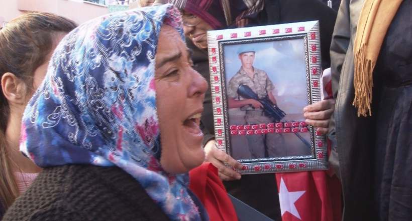 HDP'li vekiller binaya geldi acılı anneler çıldırdı! Önce terlik sonra kürsü fırlattılar - Resim: 3