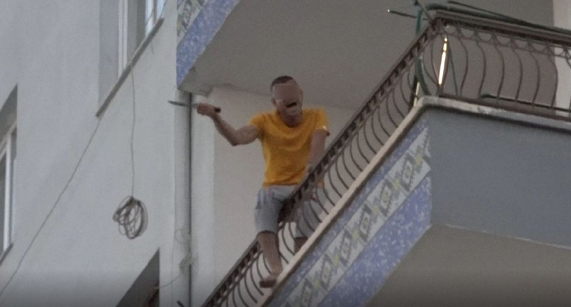 Aksaray'da korkunç olay! Çocuklarını odaya kilitledi balkondan bıçakla dehşet saçtı - Resim: 1