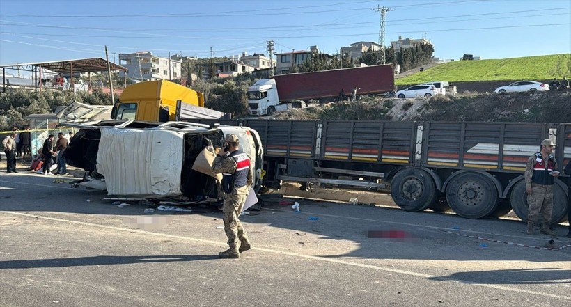 Hatay'da korkunç kaza! İşçi servisi tıra çarptı: Çok sayıda ölü ve yaralı var - Resim: 2