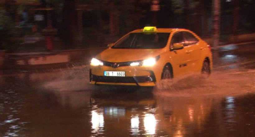 Sağanak hazırlıksız yakaladı! Ağaçlar devrildi sel bastı - Resim: 4