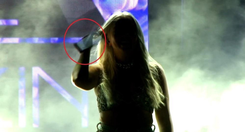 Ece Seçkin'e sahnede telefon fırlatılmıştı! İşte ünlü popçunun yaralandığı o anın yeni görüntüleri - Resim: 2