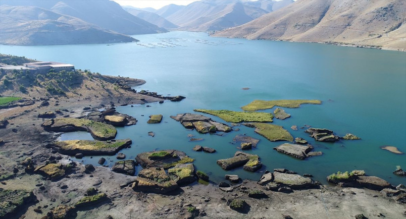 Çat Barajı'ndan kötü haber! Yüzen adalar karaya oturdu 1 metrekaresi bile hayati... - Resim: 1