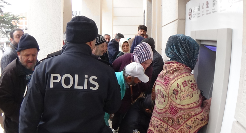 Banka kuyruğu! İçeride mesafe dışarıda temas - Resim: 3