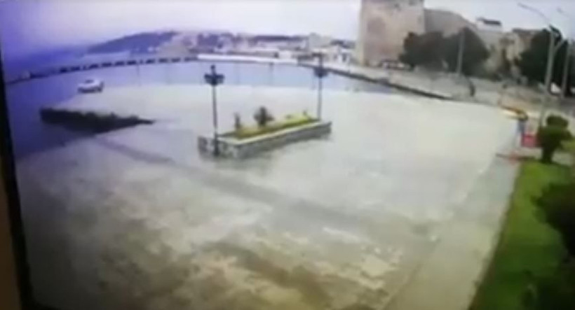 Sinop'ta aracını denize sürerek intihara kalkıştı  o anlar kamerada - Resim: 2