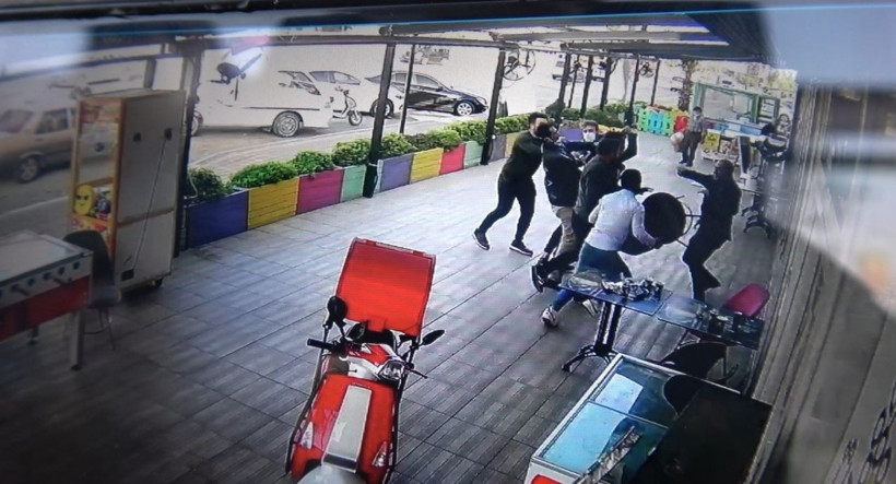 'Maske takın' uyarısı yaptı ortalık savaş alanına döndü! 4 kişi fırıncıya saldırdı - Resim: 4
