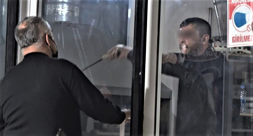 Antalya'da kendini dükkana kilitleyip kabusu yaşattı: 3 bin TL verdim mi... - Resim: 2