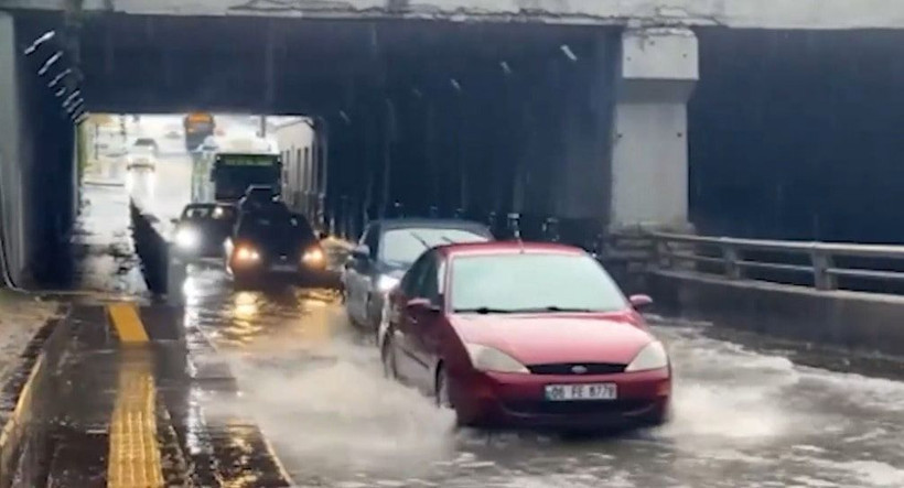 Sağanak fena vurdu Ankara adeta göle döndü! Çöken yol otomobili böyle yuttu - Resim: 2