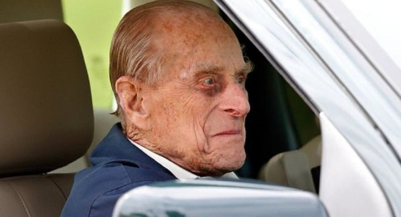 Prens Philip, ehliyetsiz araba kullanırken yakalandı - Resim: 1