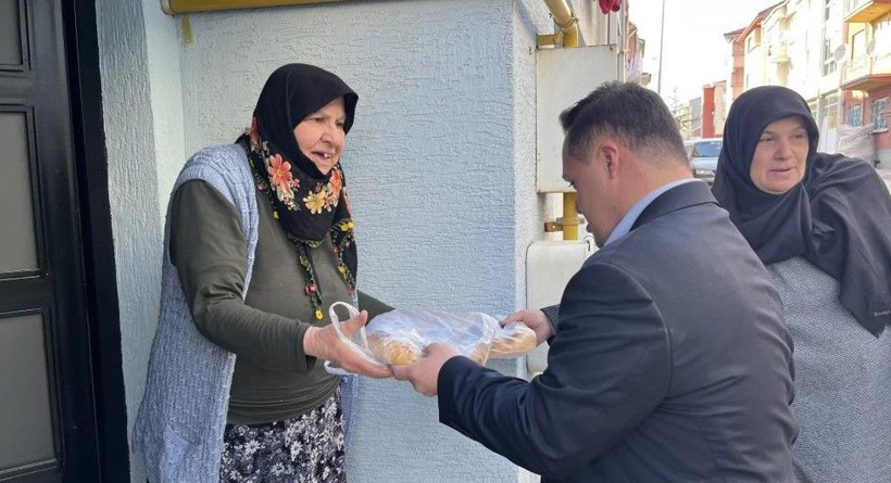 Down sendromlu muhtar adayı Ramazan pidesi dağıtıyor - Resim: 4