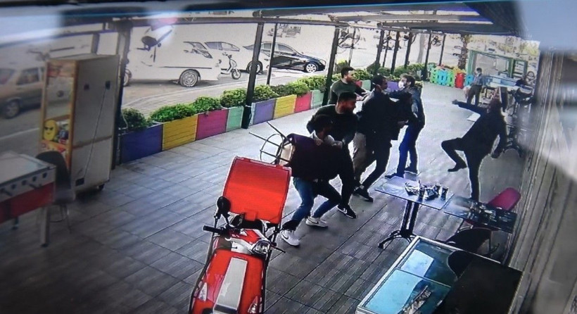 'Maske takın' uyarısı yaptı ortalık savaş alanına döndü! 4 kişi fırıncıya saldırdı - Resim: 1