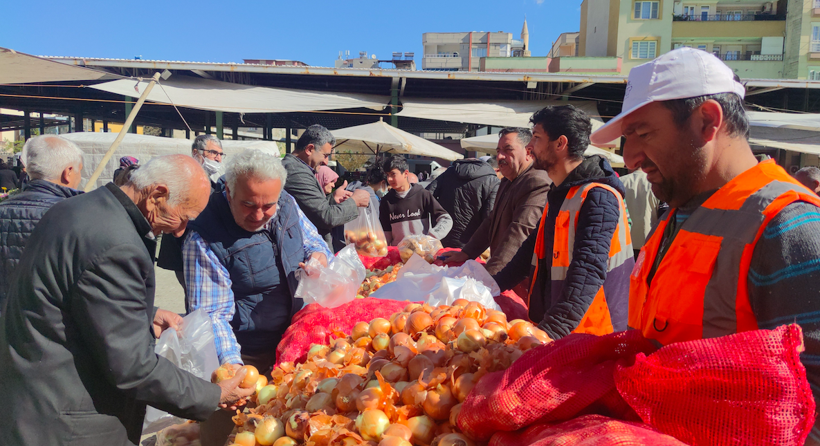 Belediye pazara tezgah açtı vatandaş koştu: Tayyip yapmıyor, bu zamları pazarcılar marketçiler yapıyor - Resim: 3