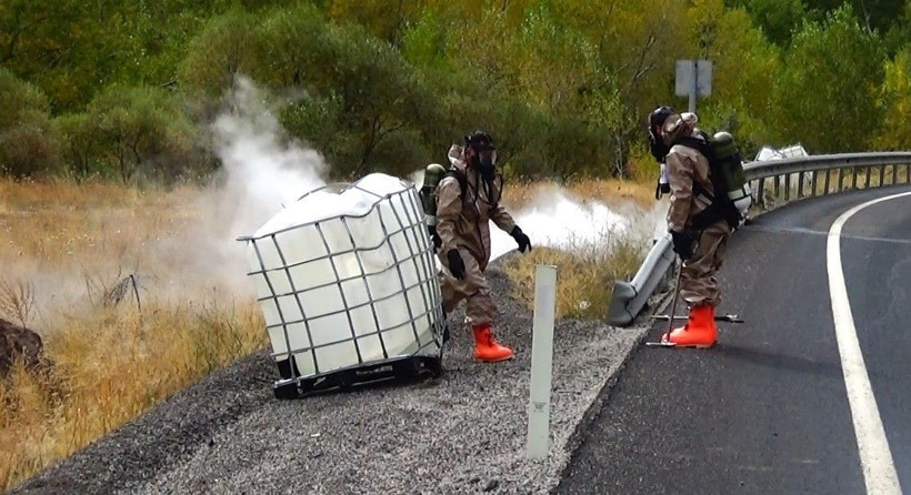 TIR'dan yola düştü büyük paniğe neden oldu! Özel kıyafetle müdahale ettiler - Resim: 3