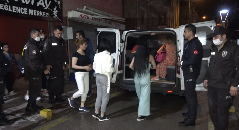 Koronavirüsü hiçe sayıp meyhanede müzikli eğlence düzenlediler - Resim: 1