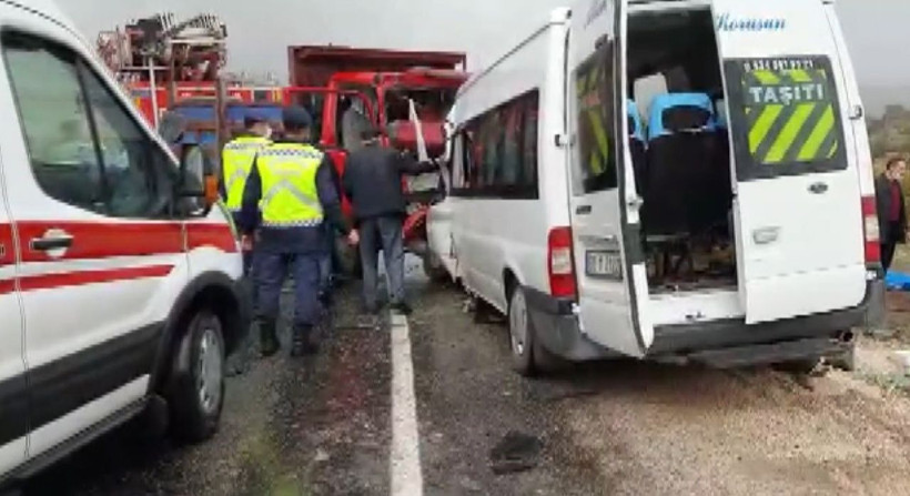 Tokat'ta kamyonet ile minibüs çarpıştı! 2 kişi öldü, 11 kişi yaralandı - Resim: 2