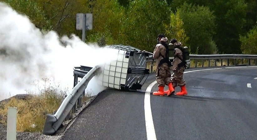 TIR'dan yola düştü büyük paniğe neden oldu! Özel kıyafetle müdahale ettiler - Resim: 2