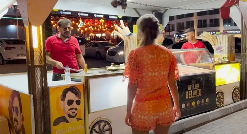 Çılgın Dondurmacı yine rahat durmadı! Tezgahın arkasından çıkıp... - Resim: 1