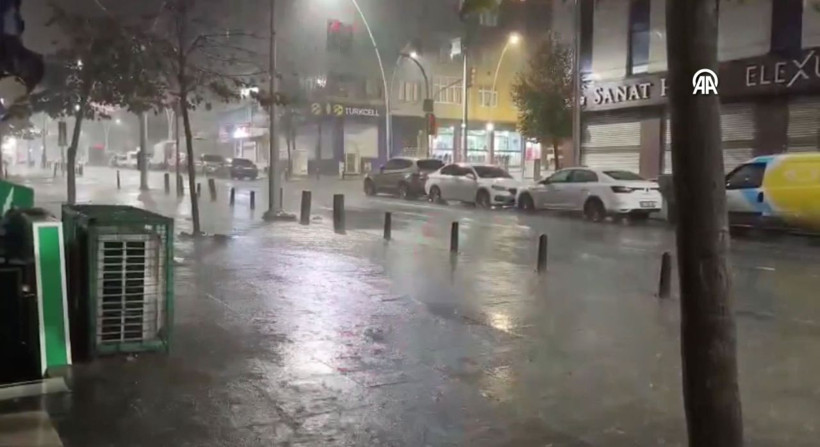 İstanbul'da sağanak etkili oldu Vatan Caddesi'nde 3 metre derinliğinde çukur oluştu bodrum katları su bastı - Resim: 1