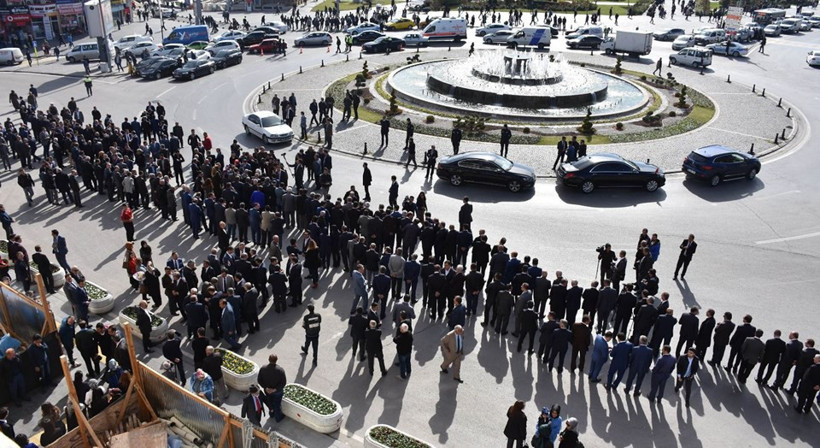 Sivas'ta vali karşılama kuyruğu! - Resim: 2