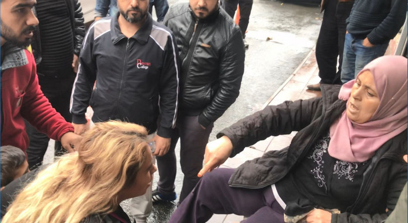 Vatandaşlar fark edip yakaladı! Dakikalarca çocuğuyla yalvardı - Resim: 3