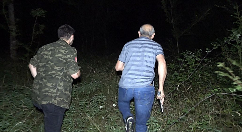 Sakarya'da 1'i kadın 2 gasp şüphesi polisin dur ihtarına uymadı aracı bırakıp ormana kaçtılar - Resim: 1