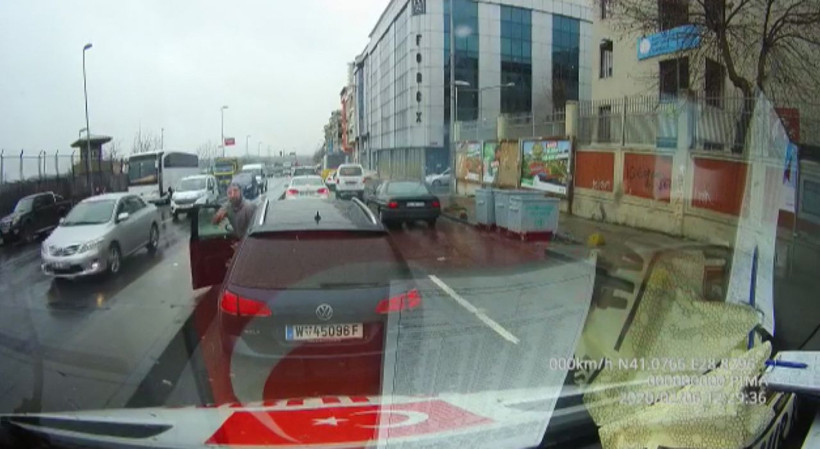 İstanbul Gaziosmanpaşa'da hasta almaya giden ambulansa saldırı girişimi - Resim: 1