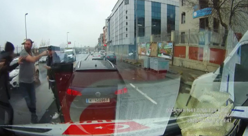 İstanbul Gaziosmanpaşa'da hasta almaya giden ambulansa saldırı girişimi - Resim: 4