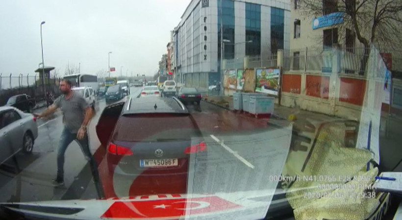 İstanbul Gaziosmanpaşa'da hasta almaya giden ambulansa saldırı girişimi - Resim: 3