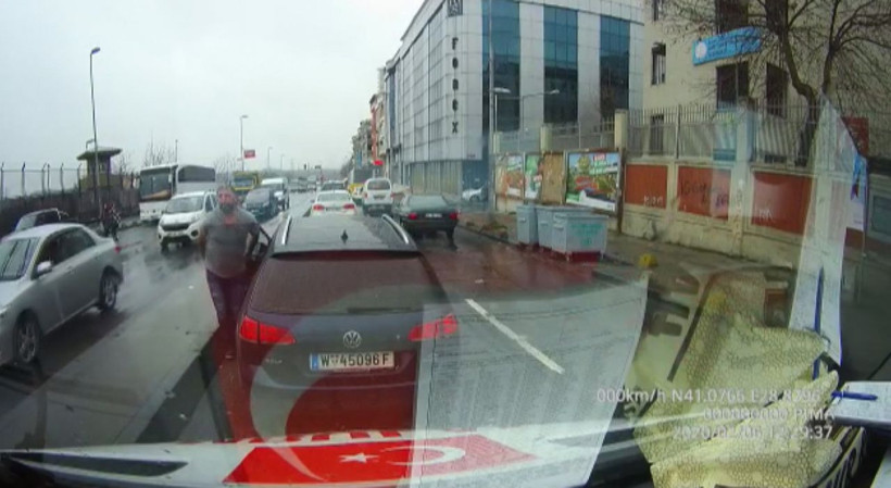 İstanbul Gaziosmanpaşa'da hasta almaya giden ambulansa saldırı girişimi - Resim: 2