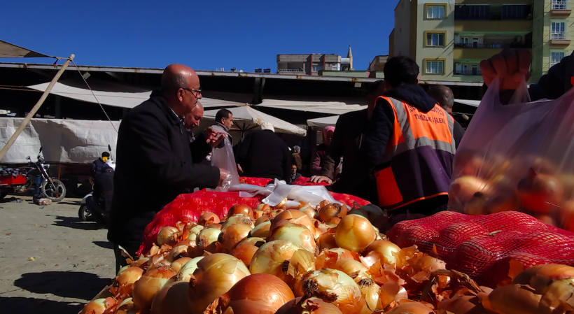 Belediye pazara tezgah açtı vatandaş koştu: Tayyip yapmıyor, bu zamları pazarcılar marketçiler yapıyor - Resim: 2