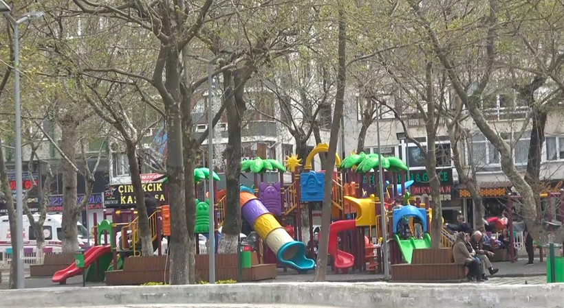 75 yaşındaki sapık parkta 3 çocuğa tacizde bulundu - Resim: 1