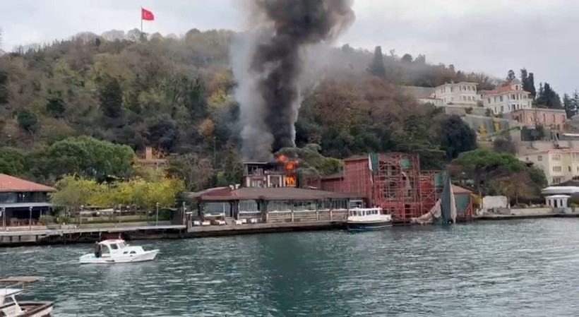 İstanbul Boğazı'nda büyük yangın! İki katlı restoran alev aldı her yeri duman kapladı - Resim: 1