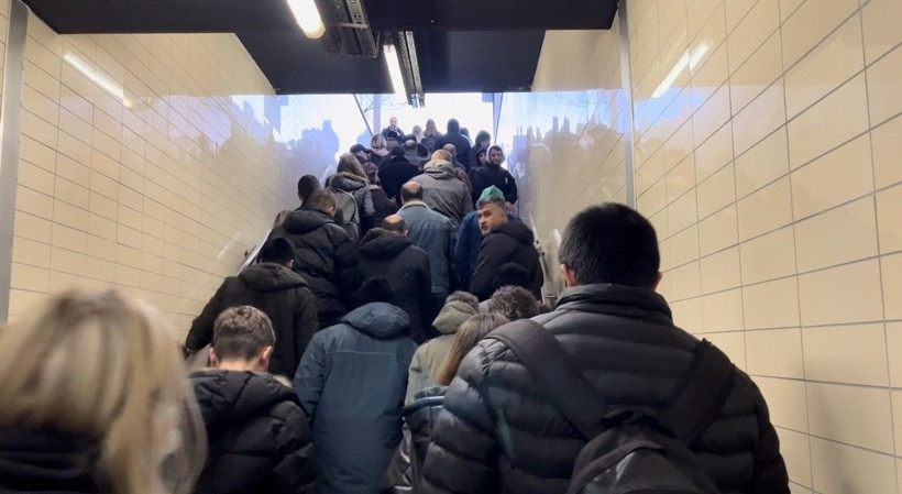 Şiddetli lodos 3 katlı binanın çatısını uçurdu! Metro seferleri iptal oldu - Resim: 4