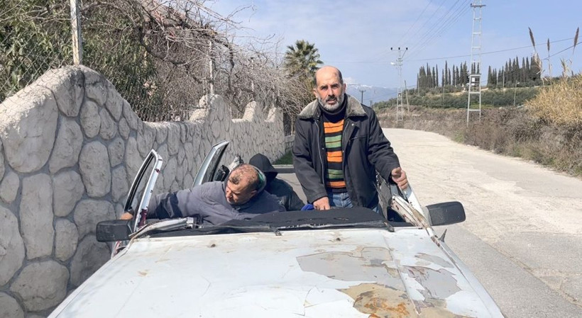 Enkaz altından çıkarıp kullanmaya başladı görenler şaşırdı!  “Tehlikeli ama yapacak bir şey yok" - Resim: 2