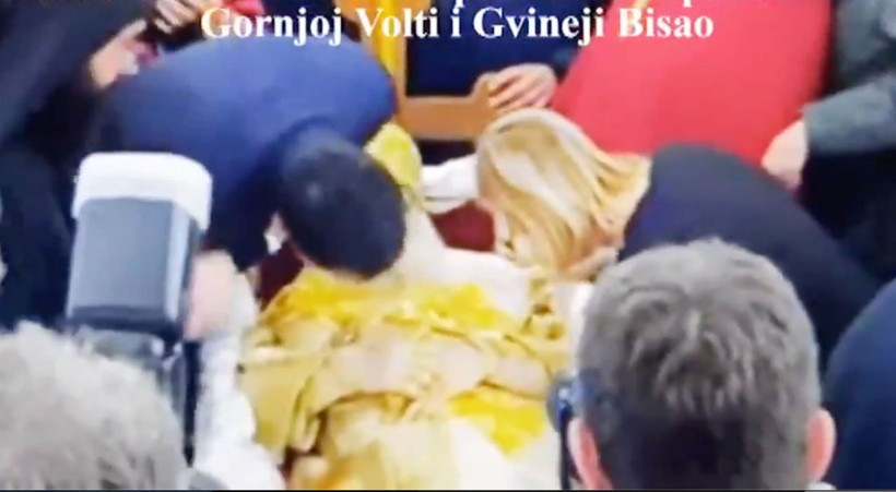 'Koronavirüs diye bir şey yok' diyen Papaz koronadan öldü! Cemaati cenazesini öpe öpe uğurladı - Resim: 1