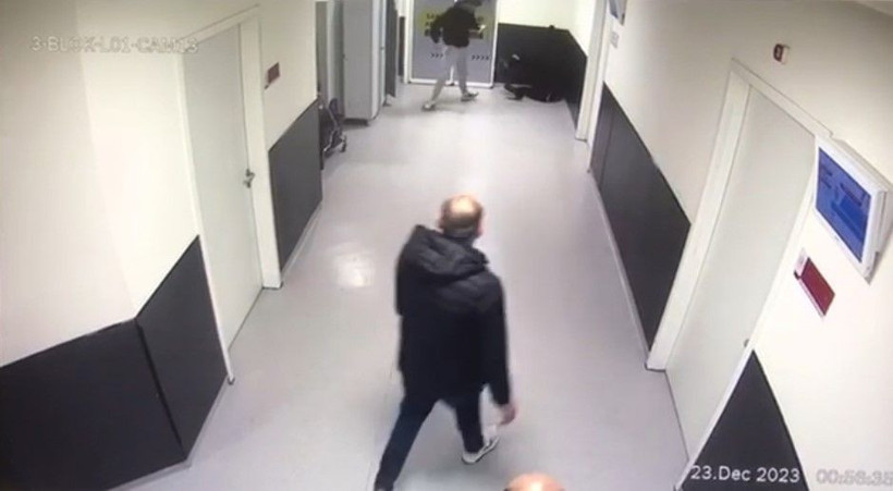 Kızın saçına dokundu iddiası sonrası ortalık karıştı hasta yakınları doktora tekme tokat saldırdı - Resim: 2