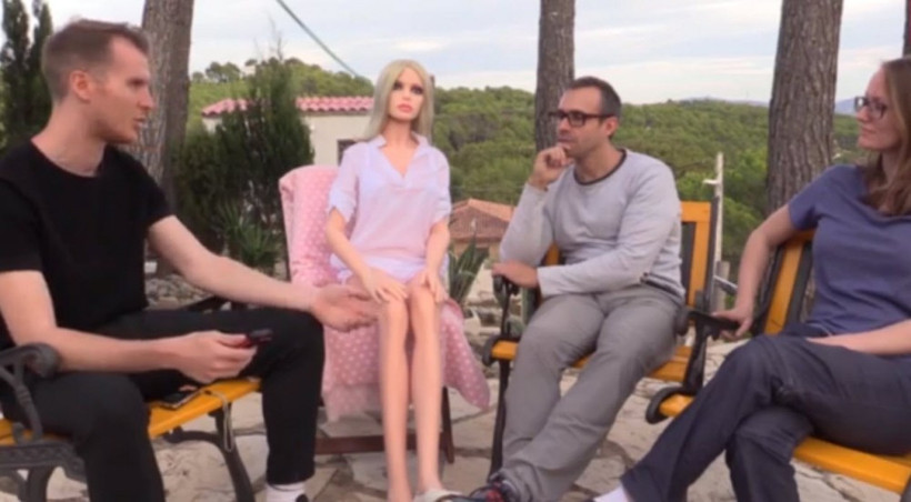 Kendine kuma olarak 'seks robotu' aldı - Resim: 4