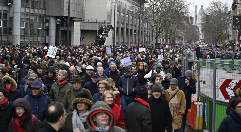 Paris'te kırmızı fularlılar sarı yeleklilere karşı - Resim: 3