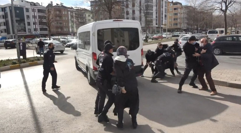 Ordu'da öldürülen kadının oğlunun öfkesi büyük oldu cezaevi aracına böyle uçtu - Resim: 4